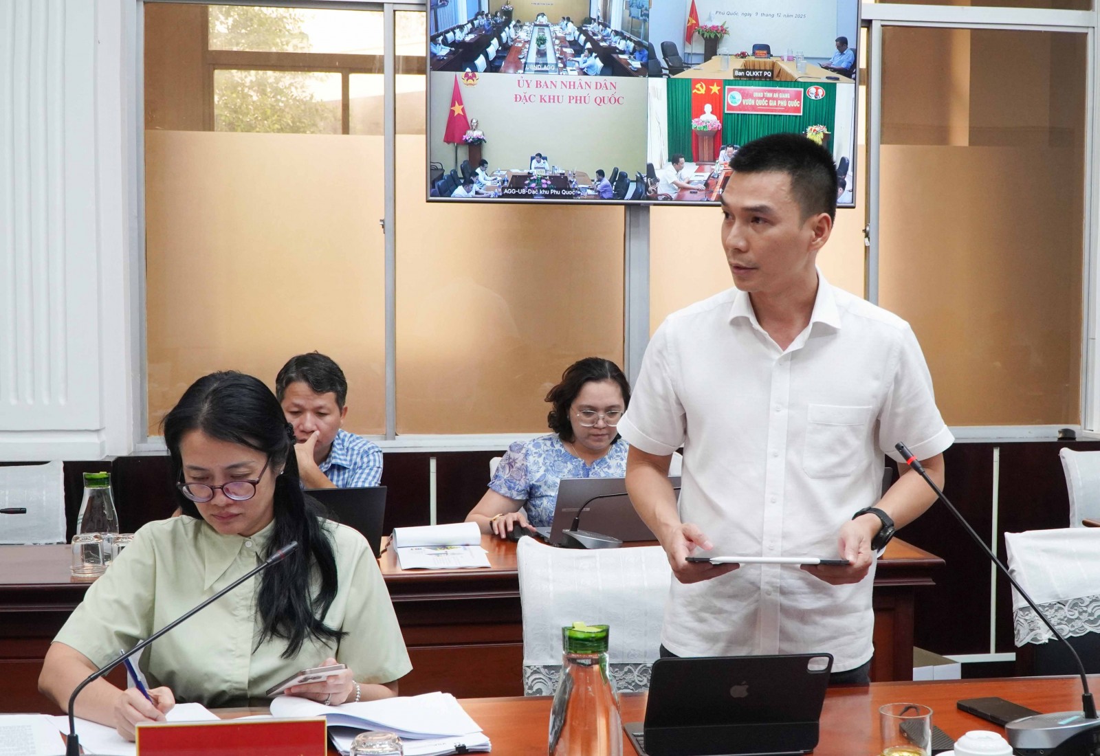Thảo luận tại buổi làm việc.